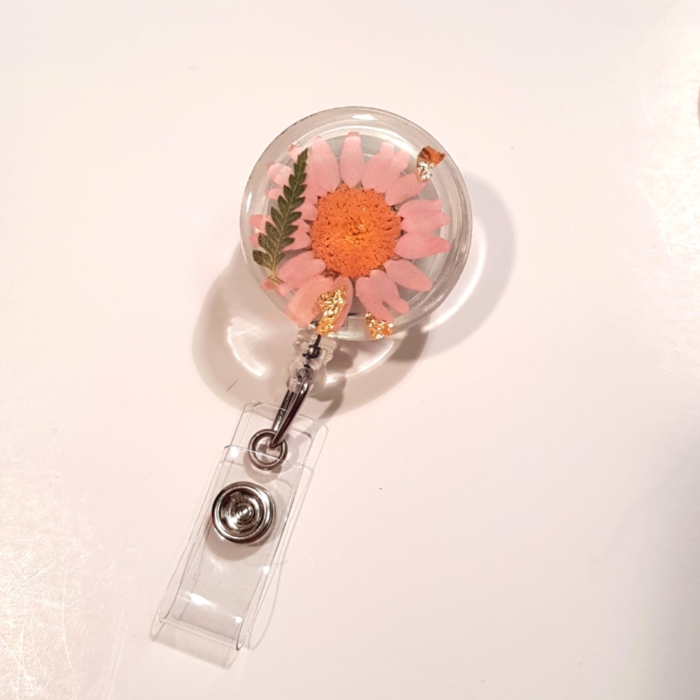 Badge Reel Light Pink Daisy Dried Pressed Flower ( Hand Made) - Picture 3 of 3